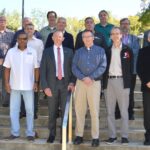 Участники совместного заседания Совета по охране труда и безопасности, состоявшегося на заводе ArcelorMittal в городе Бернс Харбор. В нижнем ряду слева направо: Ронни Шаттман, ArcelorMittal, Гент; Освайр Антонио де Оливейра Диниз, CNM/CUT, Бразилия; Анри Блаффар, ArcelorMittal; Стив Томпсон, ArcelorMittal, США; Адам Ли, IndustriALL; Майк Двайер, ArcelorMittal. В среднем ряду слева направо: Бруно Борба, ArcelorMittal Тубаран; Робин Полмиер, ArcelorMittal; Шерман Краудер, USW; Брайан Колер, IndustriALL; Михаэль Бах, IG Metall. В верхнем ряду слева направо: Брайан Вагнер, ArcelorMittal, США; Том Харгроув, USW; Гэри Бендер, USW; и Людек Лукан