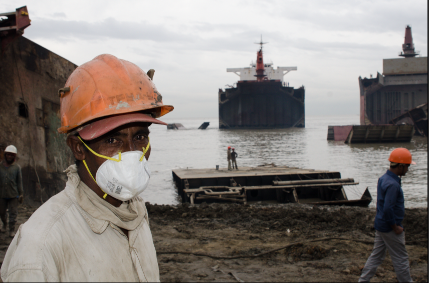 Рабочий на верфи в Читтагонге, Бангладеш.