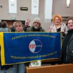 Одна из активисток РЭП развернула флаг профсоюза в суде, фото Правозащитного центра “Вясна” http://spring96.org