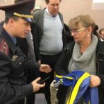 Милиционер во время судебного заседания пытается забрать флаг РЭП, фото Правозащитного центра “Вясна” http://spring96.org