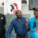 Momentos en que Glen Mpufane y Charles Kumbi de IndustriALL se dirigían a la reunión