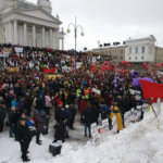 Protesta de 10.000 personas en Helsinki, contra los recortes de beneficios por desempleo que aplica el gobierno (foto: PRO).