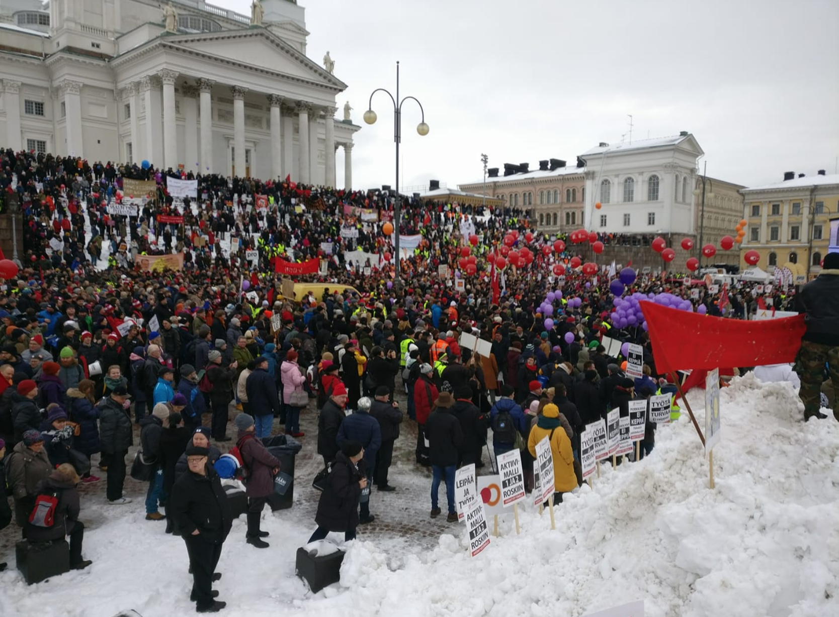 Protesta de 10.000 personas en Helsinki, contra los recortes de beneficios por desempleo que aplica el gobierno (foto: PRO).