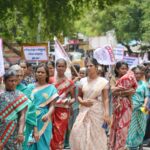 Члены профсоюза текстильщиков и разнорабочих штата Тамил-Наду во время демонстрации