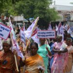 Члены профсоюза текстильщиков и разнорабочих штата Тамил-Наду во время демонстрации