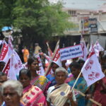 Члены профсоюза текстильщиков и разнорабочих штата Тамил-Наду во время демонстрации