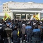 Travailleurs de HEPCO attendant à l’extérieur du Tribunal. Photo: Iran News Wire