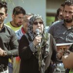 Hashmeya Alsaadawe s'adressant à la manifestation devant le ministère des finances