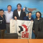 Заместитель генерального секретаря IndustriALL и другие представители с сестрой Ли