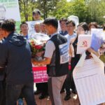 Брату Хану вручают цветы от профсоюзов IndustriALL