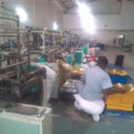 Les travailleurs de l'usine IPED Plastics, au Mozambique, peinent dans des températures de 40 degrés 