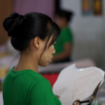 Работница швейной фабрики Yes, Янгон, Мьянма