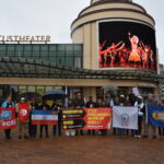 Акция протеста у здания театра Циркус в Гааге.