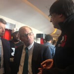 Председатель директоров Shell Чарльз Холлидей разговаривает с членами делегации IndustriALL после ежегодного собрания акционеров