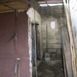 Ванная комната и туалет общего пользования в доме рабочих Shell в Порт-Харкорте.