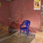 В этом доме, где в одной комнате проживают шестеро рабочих, такая высокая влажность, что трудно дышать.