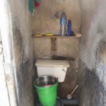 У этого временного рабочего Shell вместо душа – ведро, которое стоит прямо на унитазе.