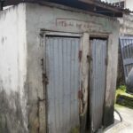 Туалет и душевая общего пользования в доме рабочих.