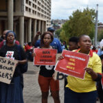 Члены NUMSA проводят демонстрацию против агентств занятости около здания Конституционного суда в Йоханнесбурге в начале этого года.