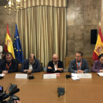 Los sindicatos firman el acuerdo con el gobierno. Foto: FICA-UGT