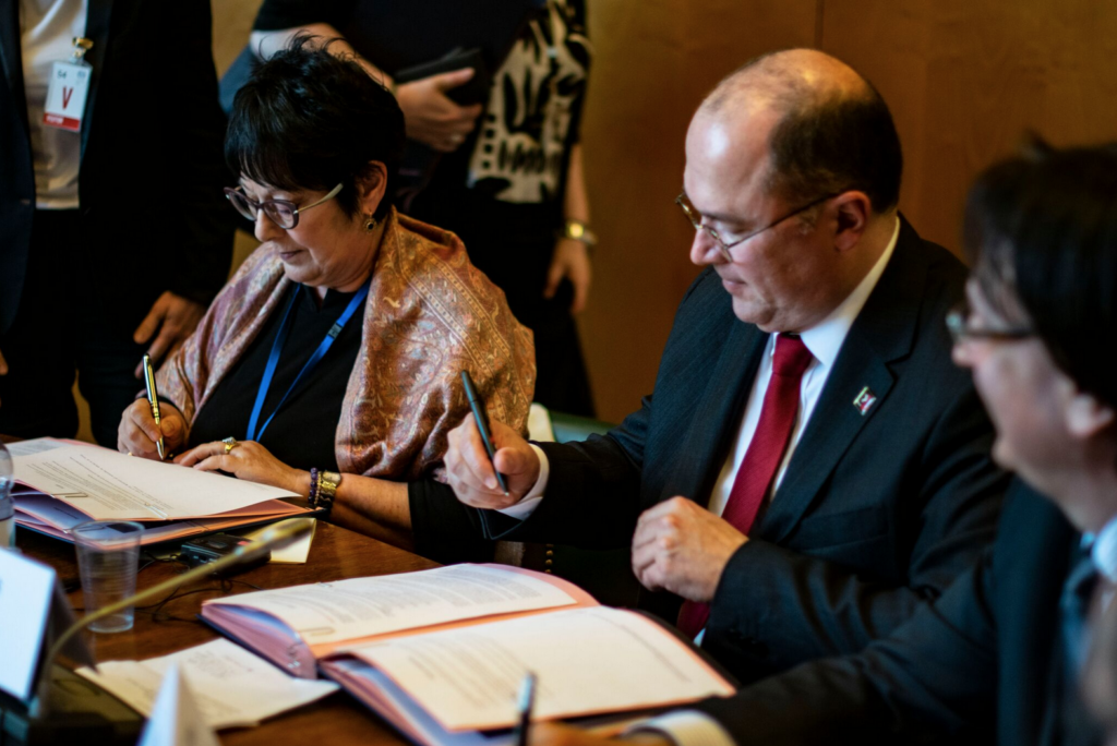 Rosa Pavanelli, ISP, y Valter Sanches, IndustriALL, firman el acuerdo.