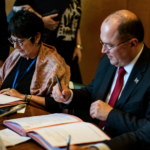 Роза Паванелли (PSI) и Вальтер Санчес (IndustriALL) подписывают соглашение.