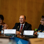 Роза Паванелли (PSI) с Вальтером Санчесом и Кемалем Озканом (IndustriALL).