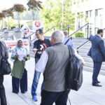 Профсоюзные активисты раздают листовки акционерам