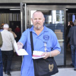 Профсоюзные активисты раздают листовки акционерам