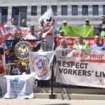 Профсоюзы протестуют около здания, в котором проходит собрание акционеров