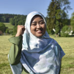 Лена Юлиана около здания, в котором проходит собрание акционеров