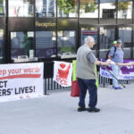 Профсоюзные активисты раздают листовки акционерам