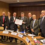 Sur la photo, de gauche à droite : Per Olof Sjoo, Président du Syndicat suédois des travailleurs du secteur forestier, du bois et du secteur graphique ; Matts Jutterström, Président du Syndicat suédois des travailleurs du papier (Pappers) ; Malin Bendz de Stora Enso ; Karl Henrik Sundström, PDG de Stora Enso ; Guy Ryder, Directeur général de l’OIT ; Valter Sanches, Secrétaire général d’IndustriALL Global Union ; Ambet Yuson, Secrétaire général de l’IBB ; Philip Jennings, Secrétaire général d’UNI.