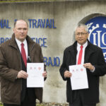 Valter Sanches, IndustriALL Global Union, et Ambet Yuson, l’Internationale des travailleurs du bâtiment et du bois (IBB), au siège de l’Organisation internationale du travail 