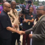 Ancel Roget del OWTU entrega la carta a un representante del gobierno