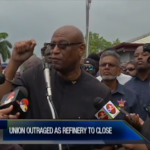 Президент OWTU Ансель Роже обращается к журналистам после объявления о закрытии завода