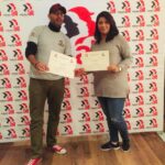 Два марокканских участника учебной программы получают дипломы.