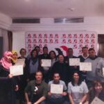 Молодые профсоюзные лидеры из Туниса получают дипломы.