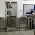 Рабочие проходят через турникет, фиксирующий время, проведенное в туалете