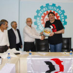 La délégation iranienne offre un présent à Kemal Özkan