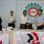 La délégation iranienne offre un présent à Özkan Atar