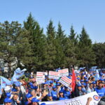 Рабочие протестуют против Kosan Kozmetik, дочерней компании Yves Rocher в Турции, уволившей 85 рабочих за членство в профсоюзе