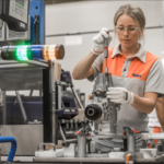 Travailleuse occupée sur un système de transmission automobile à l’usine de Köping, en Suède. Photo : GKN