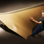 Un travailleur de GKN inspecte un winglet. Photo : GKN