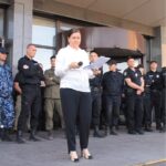 Natalia Marinyuk informant les travailleurs au sujet des négociations