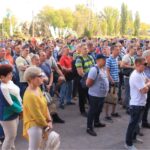 Travailleurs réunis devant les locaux de la direction de l’usine en guise de soutien au syndicat