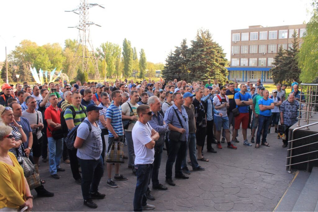 Trabajadores reunidos ante el edificio de la dirección de la planta para apoyar al sindicato