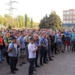 Travailleurs réunis devant les locaux de la direction de l’usine en guise de soutien au syndicat