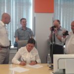 Natalia Marinyuk signant un accord visant à créer une commission de conciliation 