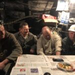 Mykhailo Volynets (second à partir de la gauche) est descendu dans la mine G. Kapustin PJSC "Lysychanskvugillia" pour y rencontrer les protestataires